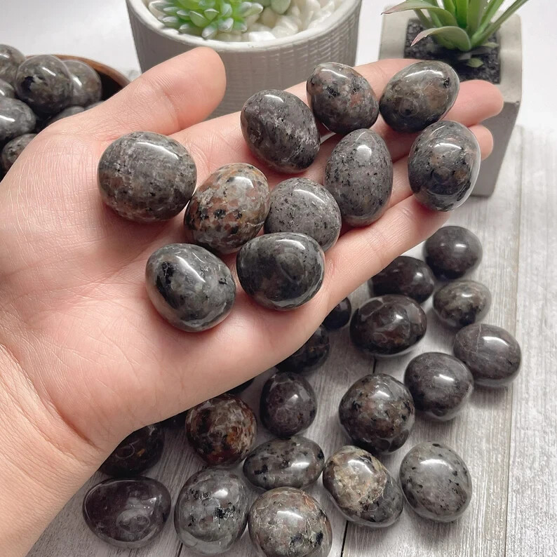5Pcs Raw Yooperlite Tumbled Pocket Stone UV Glowing Flame Sodalite Home Decor