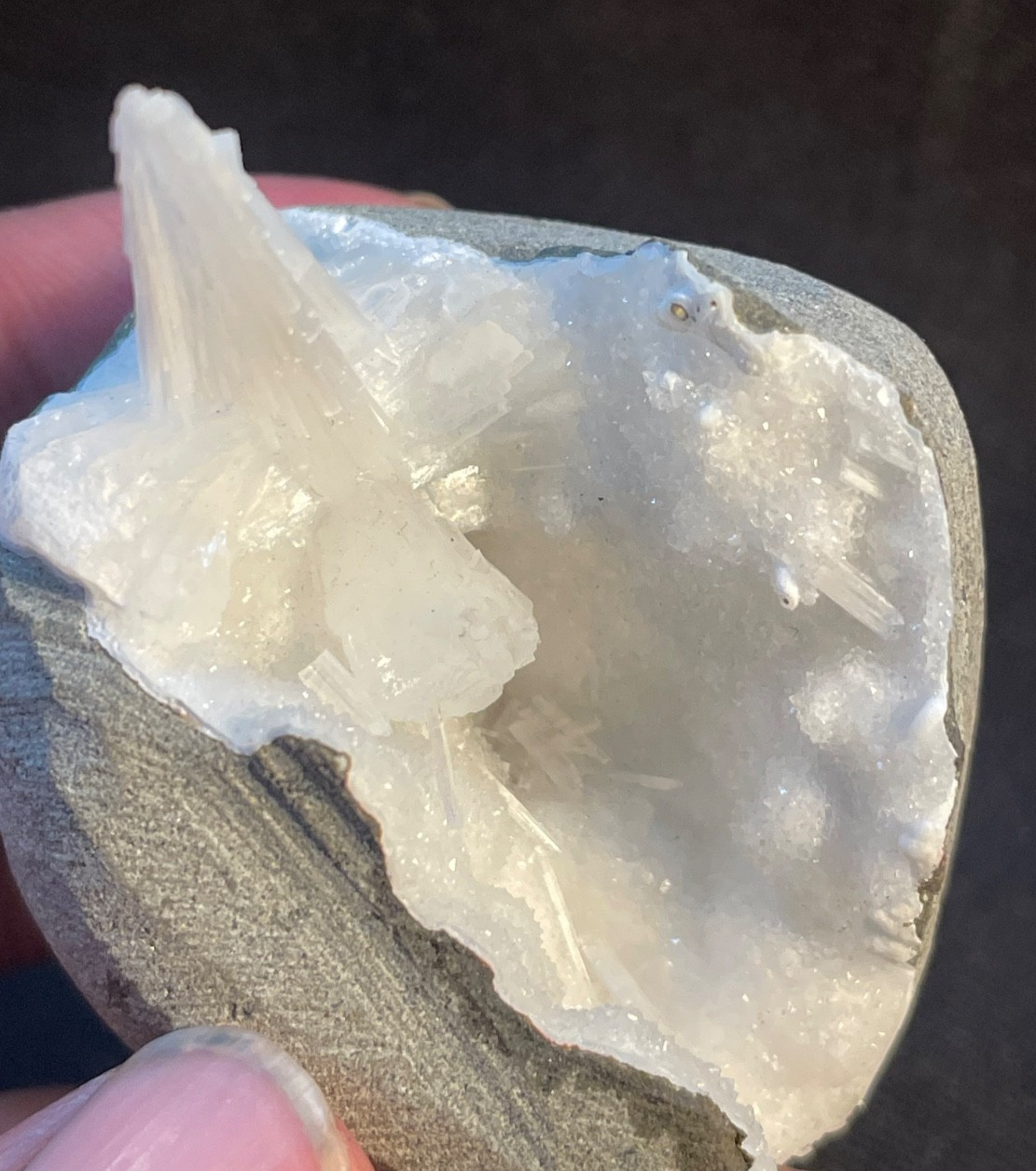 Scolecite spray on geode on top W/ apophyllite crystal in quartz cluster