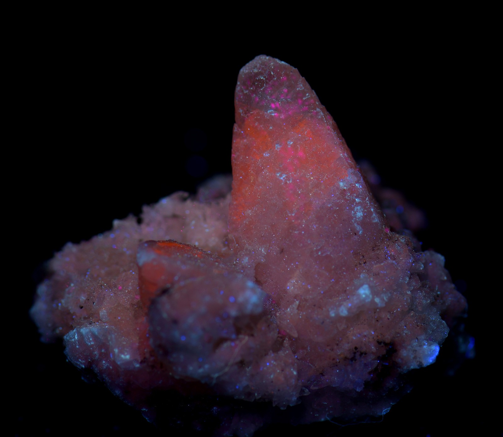 Calcite crystal specimen, fluorescent. Kentucky. 77 grams.
