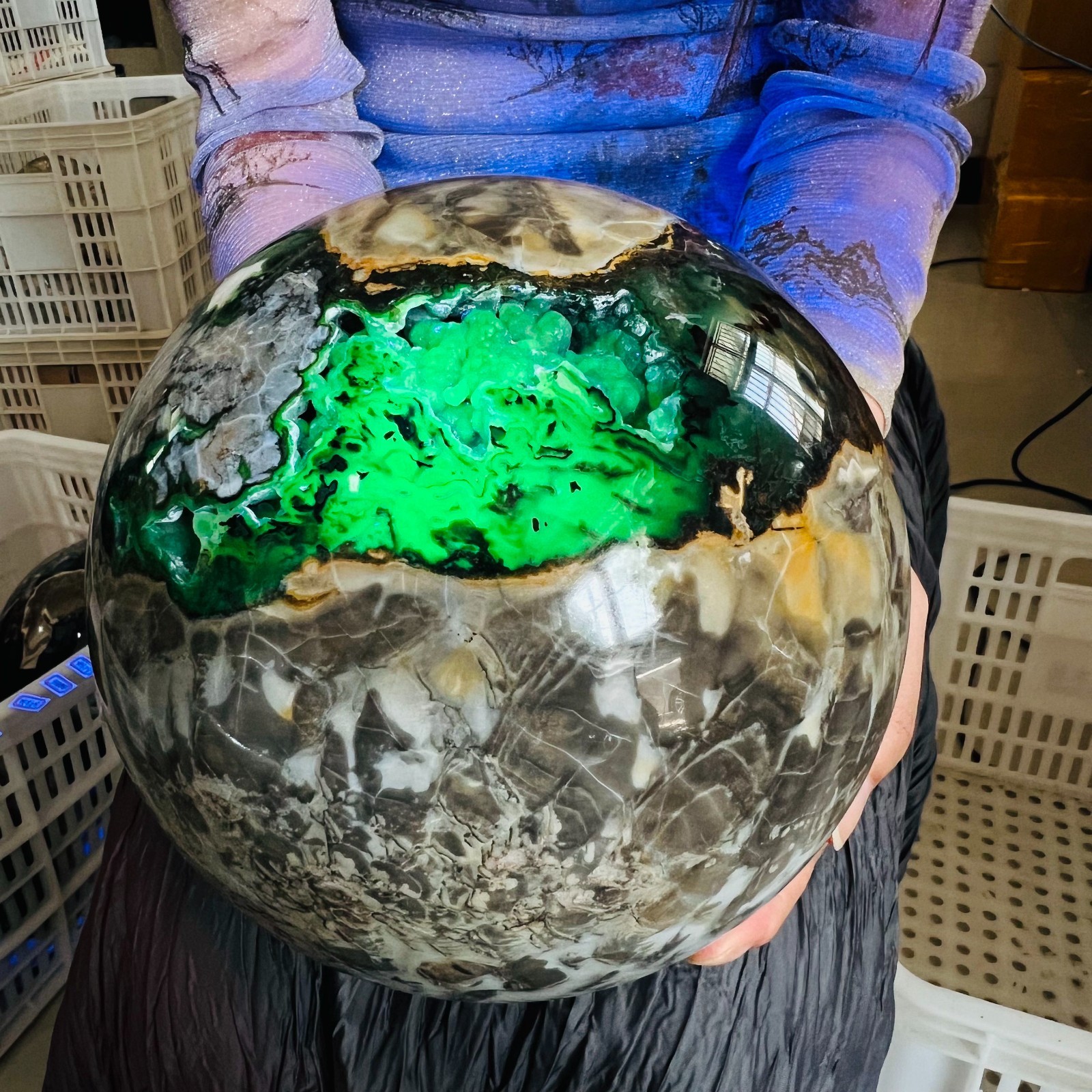 18.81LB Natural volcanic agate crystal cave ball polishing and healing 8.55kg