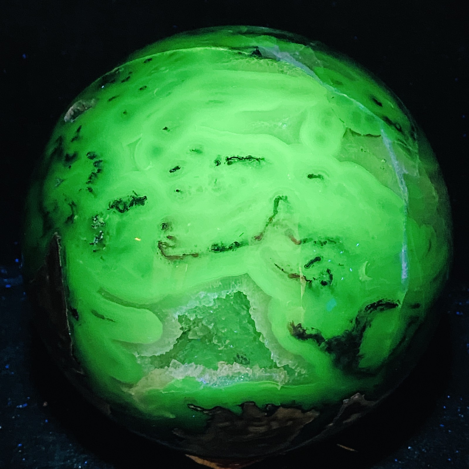 Natural Rare Volcanic Agate Crystal Sphere Healing 4440G (UV Reactive crystal)