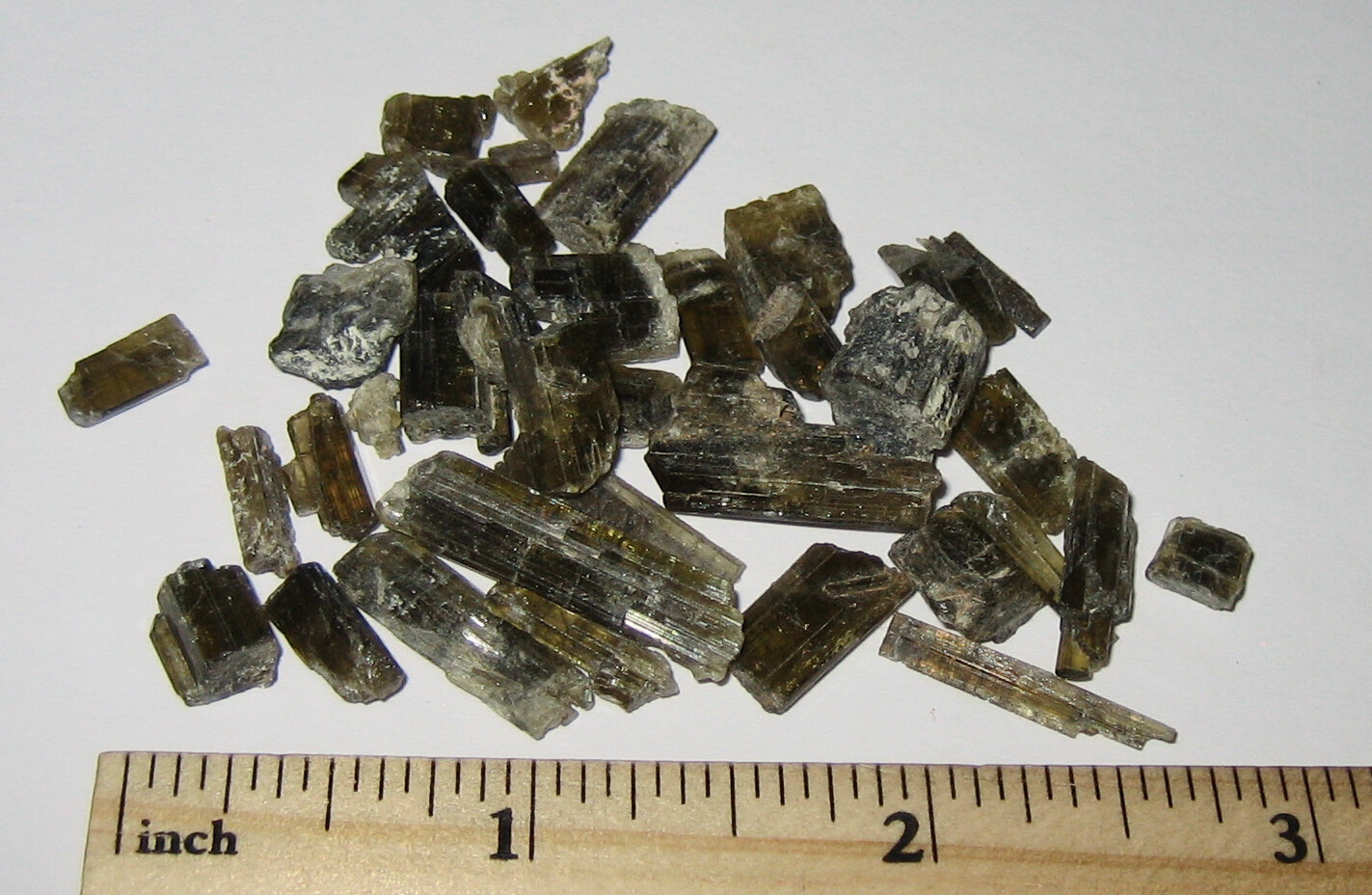 35 SMALL NATURAL ROUGH 0.3″-0.8″ EPIDOTE CRYSTAL MINERALS FROM MOZAMBIQUE 21g *6