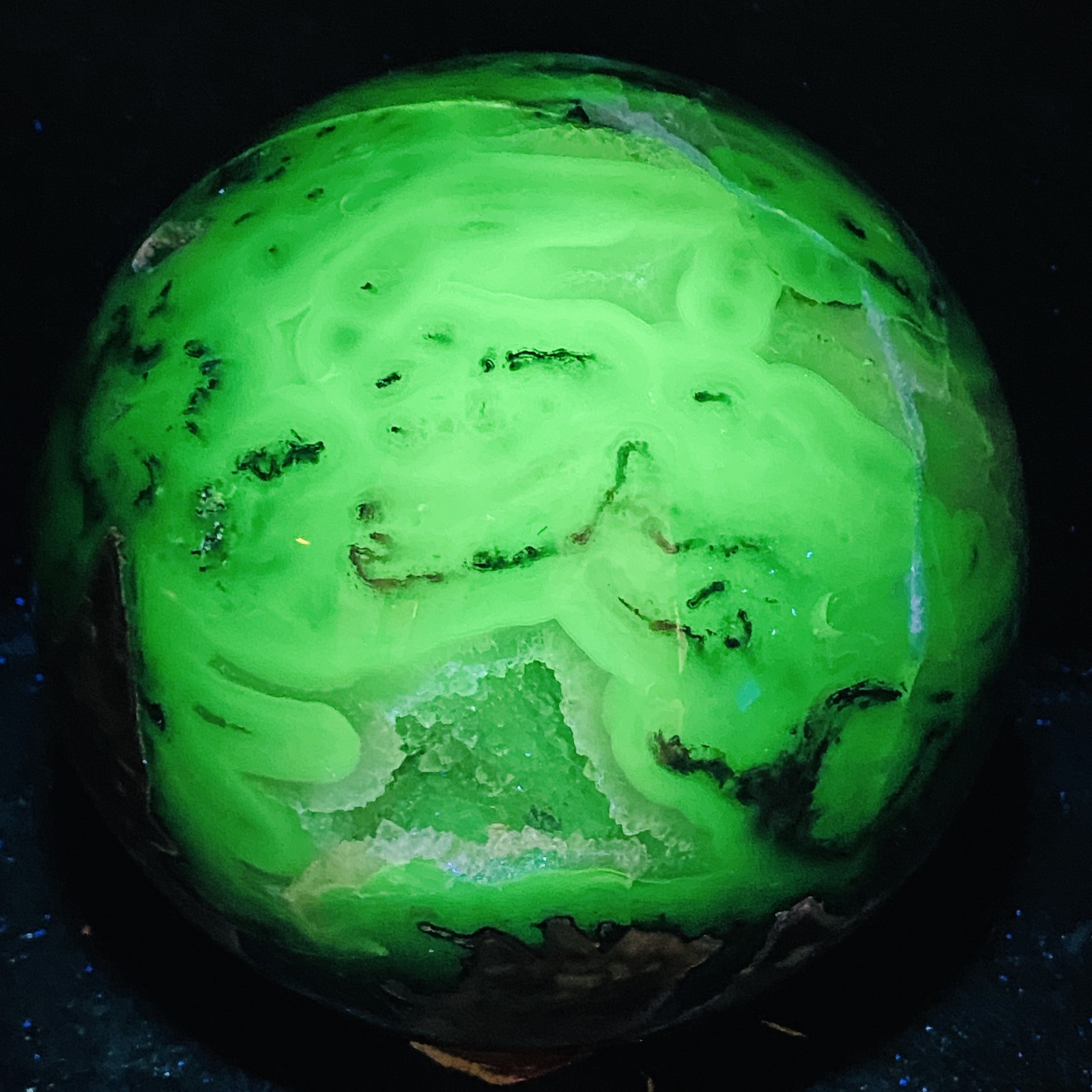 Natural Rare Volcanic Agate Crystal Sphere Healing 4440G (UV Reactive crystal)